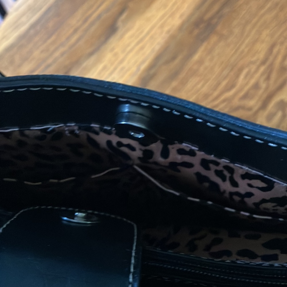 CREAM BLACK BAG WITH 6 TOTAL COMPARTMENTS 2 THAT ZIP WITH A SNAP CLOSURE - Picture 8 of 8